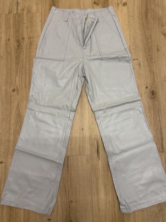 Trendige Kunstlederhose in Hellgrau, Gr. M
