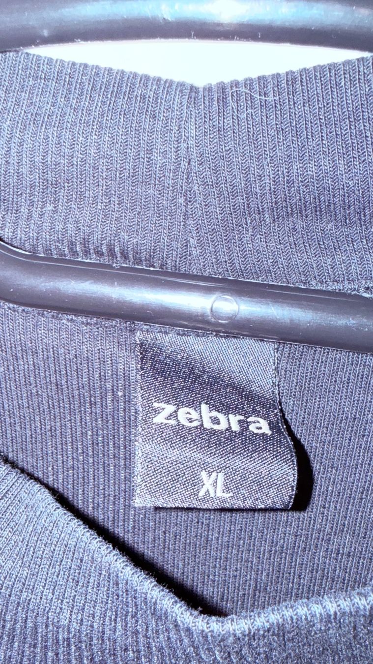Zebra Pulls & Sweat-shirts: • Pullover von Zebra • – D'occasion à Basel par mendoza13 1