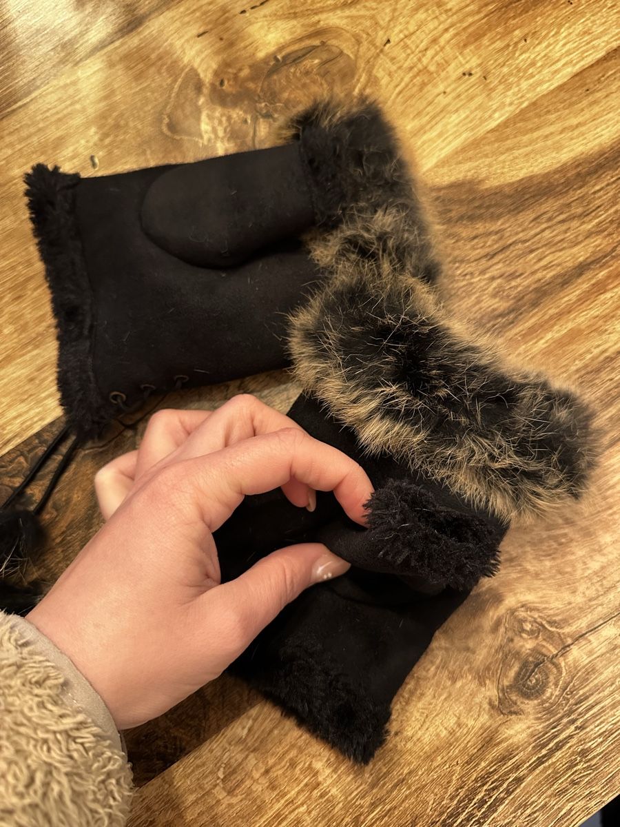 Handschuhe & Handstulpen: Schwarze Handschuhe mit Kunstfell und Strasssteinen – Gebraucht aus Siebnen von luana_cataleya 3