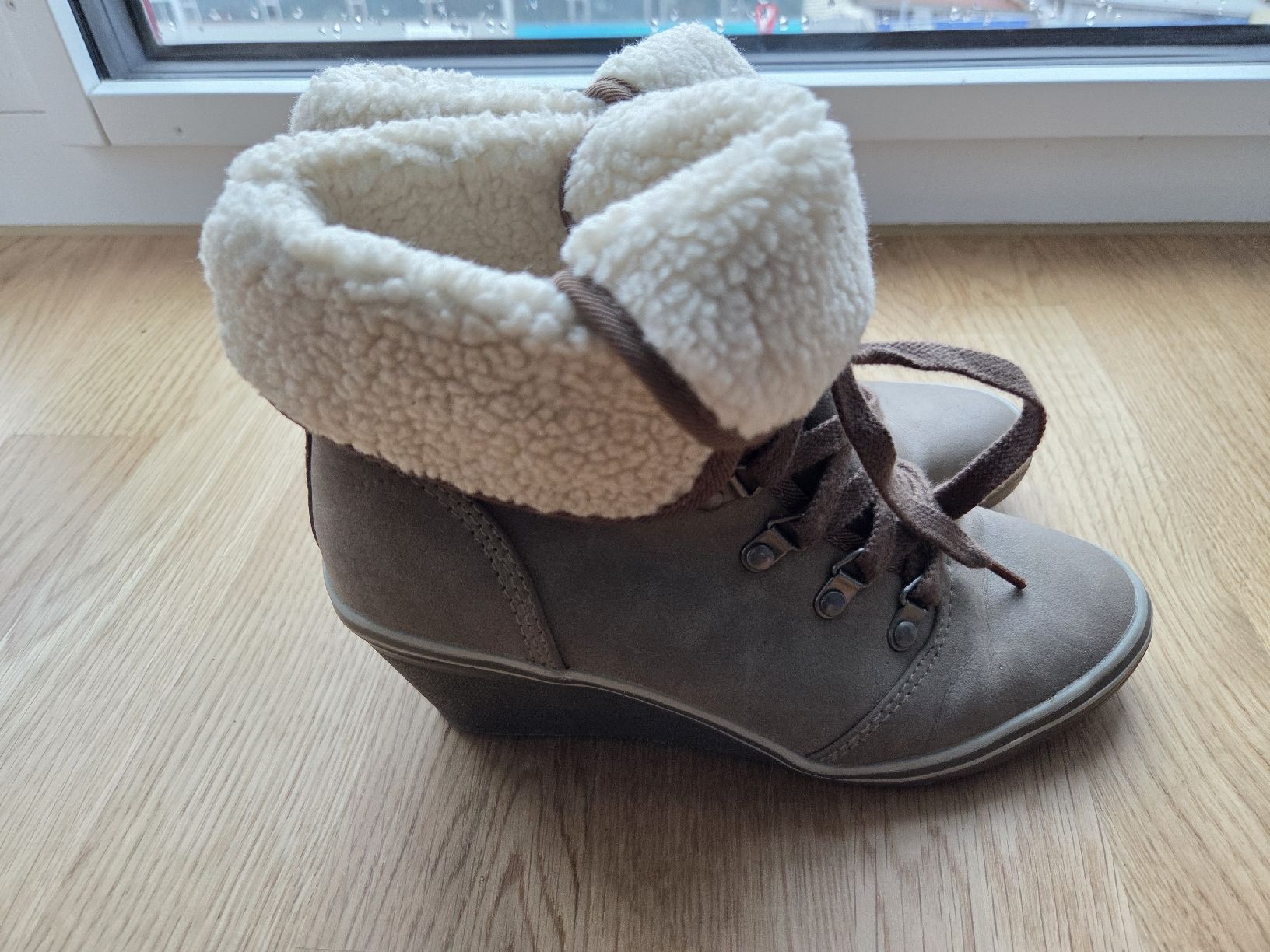 Esprit Chaussures femmes: Keilabsatz Schuhe mit Lammfell Gr. 37 – D'occasion à Kriens par ..stx.. 2