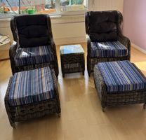 Lounge Set mit zwei Sesseln Tisch und zwei Hockern