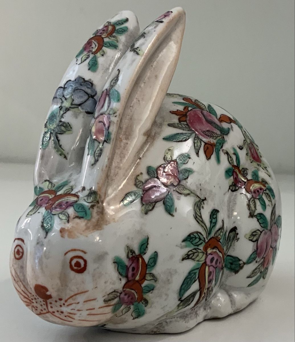 Statuette: Lapin en porcelaine fleuri, Asie – Usato da rolle venduto da Tontonjulot