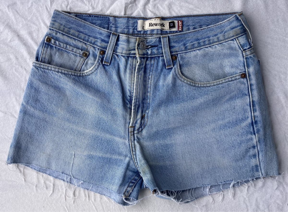 Levi's Pantalons: Levi's Jeans Shorts hellblau Grösse M  – D'occasion à Siselen BE par -skylein-