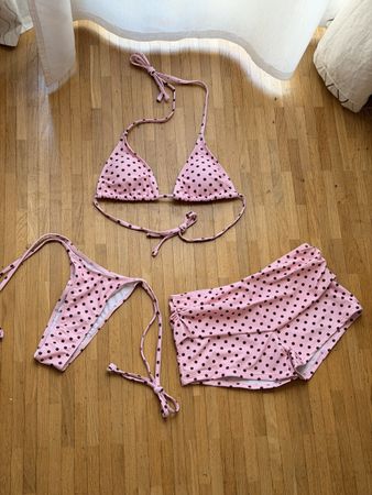 Maillot de bain 3 pièces rose avec pois brun