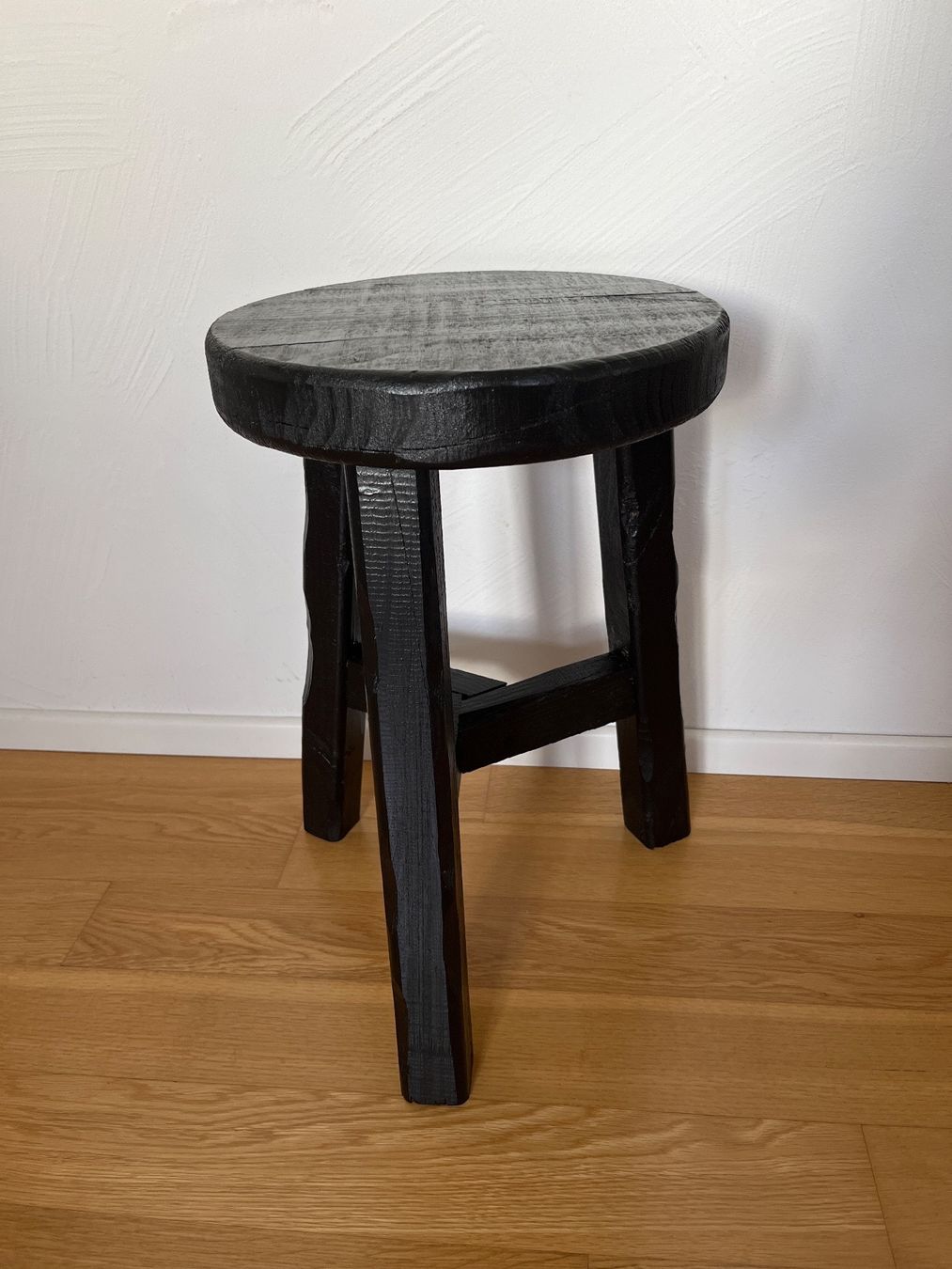 Hocker: Schwarzer Holzhocker – Gebraucht aus Richterswil von 0207lifestyle