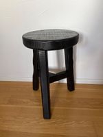 Schwarzer Holzhocker