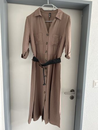 Kleid mit Gürtel von Chicoree, Grösse M, braun, NEU