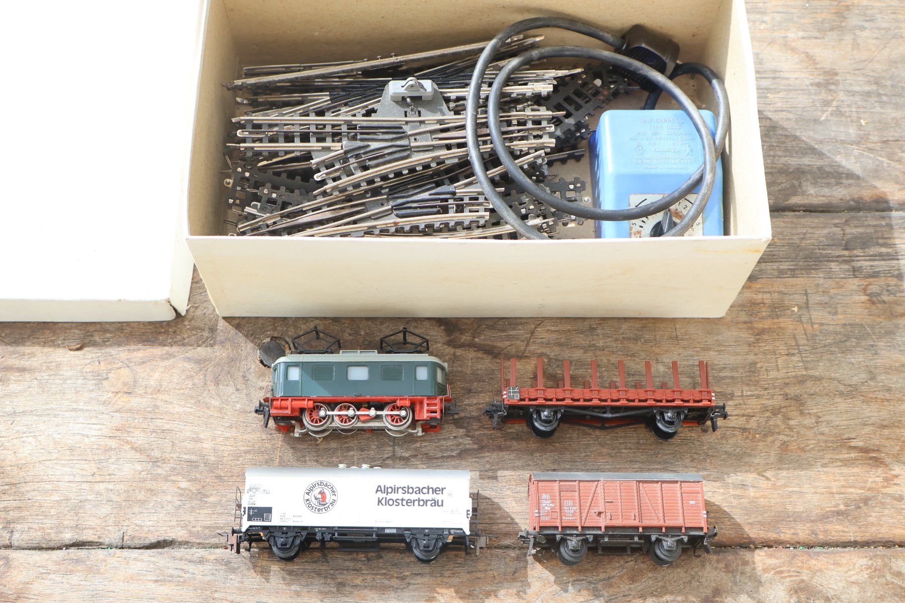 Trix Modelleisenbahnen: Trix-Express E-Lok + Wagen + Schienen + Trafo - H0 – Gebraucht aus Winterthur von Monstera 2