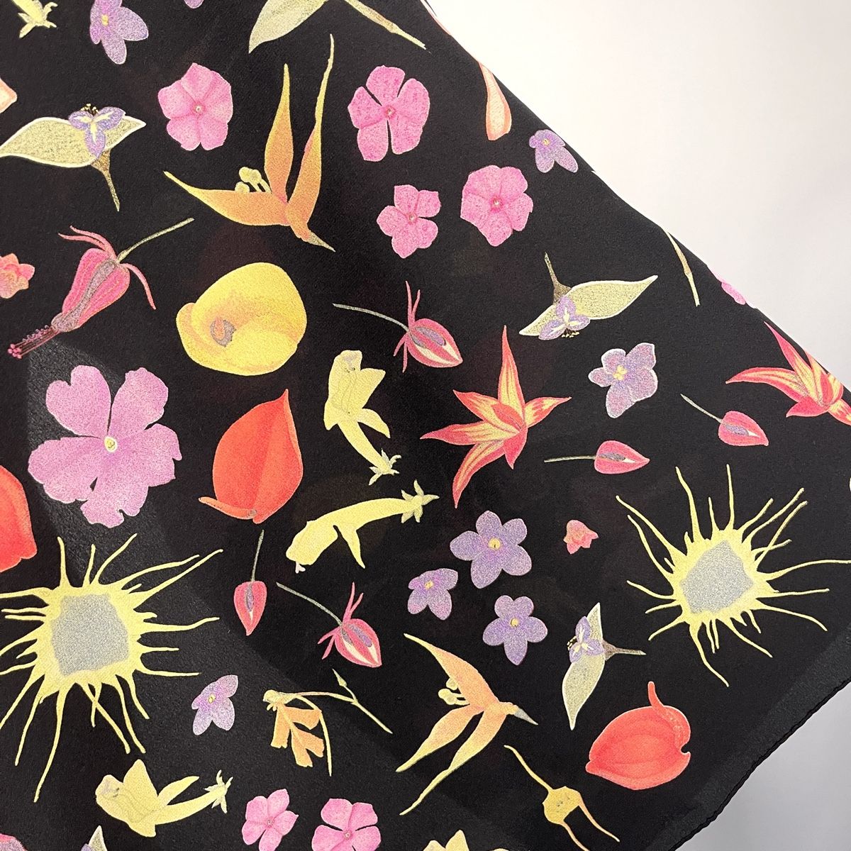 Fabric Frontline Foulard & Sciarpe: FABRIC FRONTLINE New Silk Scarf – Nuovo (secondo la descrizione) da Emmen venduto da Nightingale_2022 3