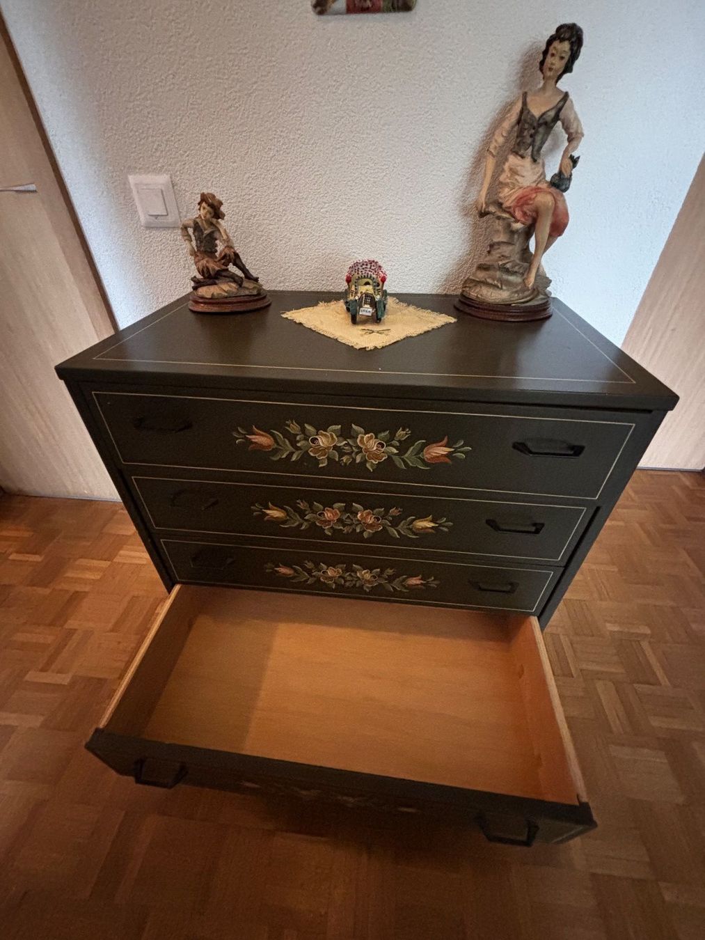 Cassettiere: Kommode mit Blumenmalerei, vintage, antik, schick – Usato da Burgdorf venduto da bia_zq9p 1