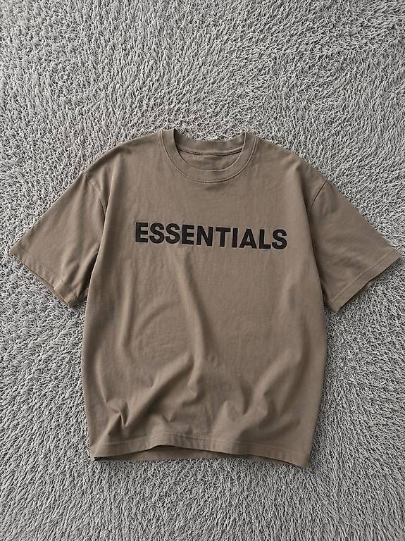 T-shirts: Essentials Tshirt – D'occasion à Basel par pau_s6pv