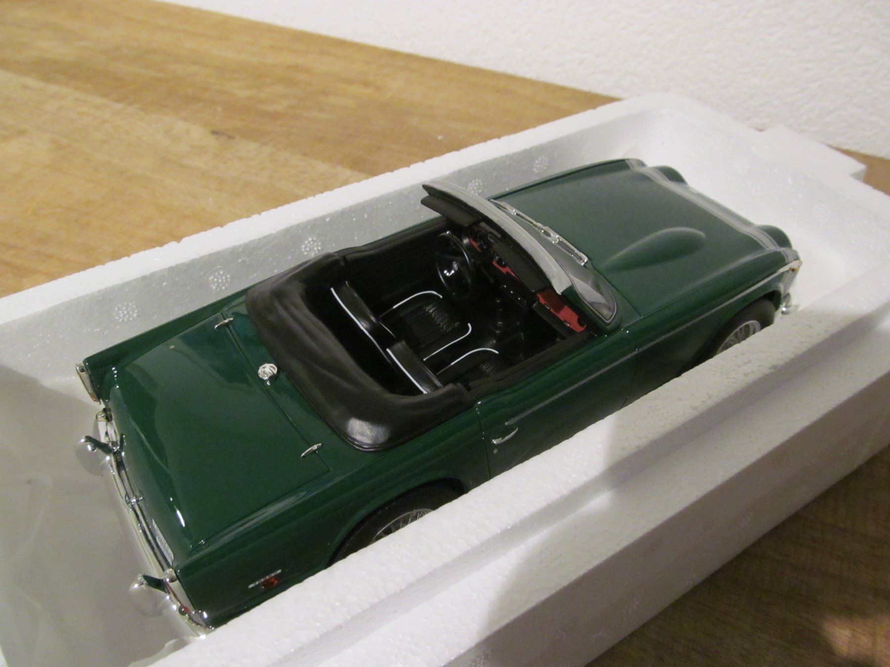 Triumph Modellini d'auto: TRIUMPH TR250  SCHUCO  RESIN 1:18 – Nuovo e nell'imballaggio originale da Grueningen venduto da malamut56 5