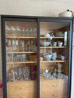 Hochwertige Vitrine in Schwarz mit Holz-Innenausbau
