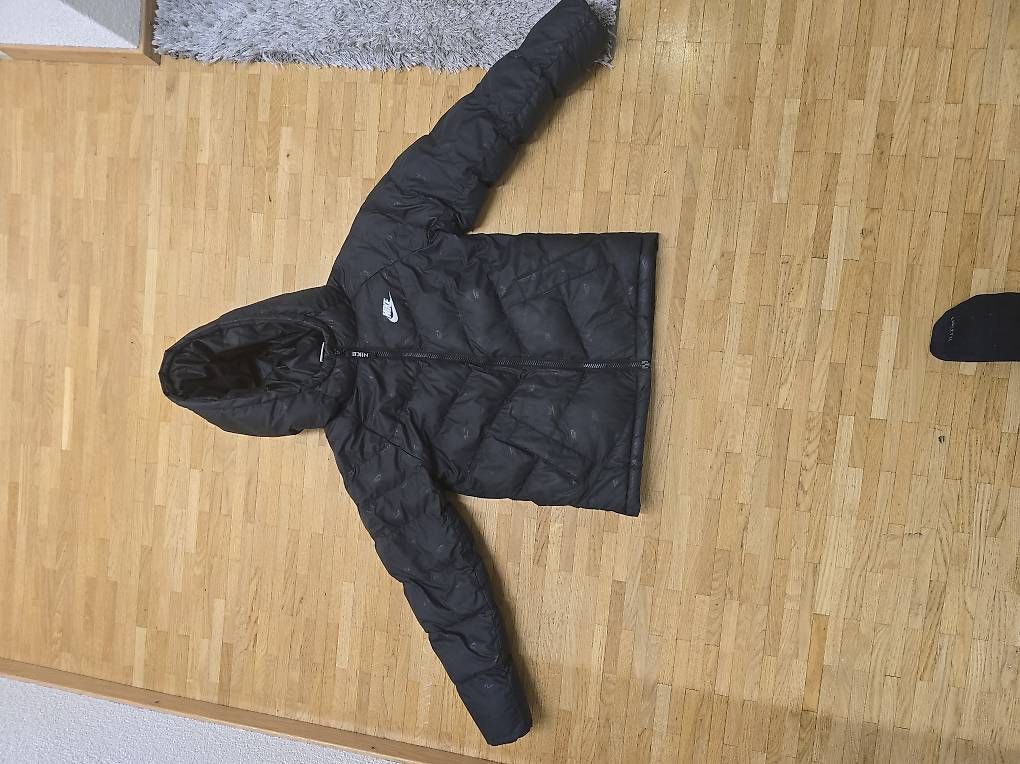 Giacche: Nike Winterjacke Schwarz – Usato da Herisau venduto da and_zky9 2