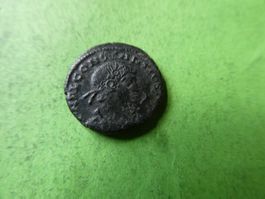 uralte   Bronzemünze ,  15 mm  1.59 g