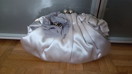Elegante, silberne Clutch "Menbur" – gibt Frühlingsgefühle