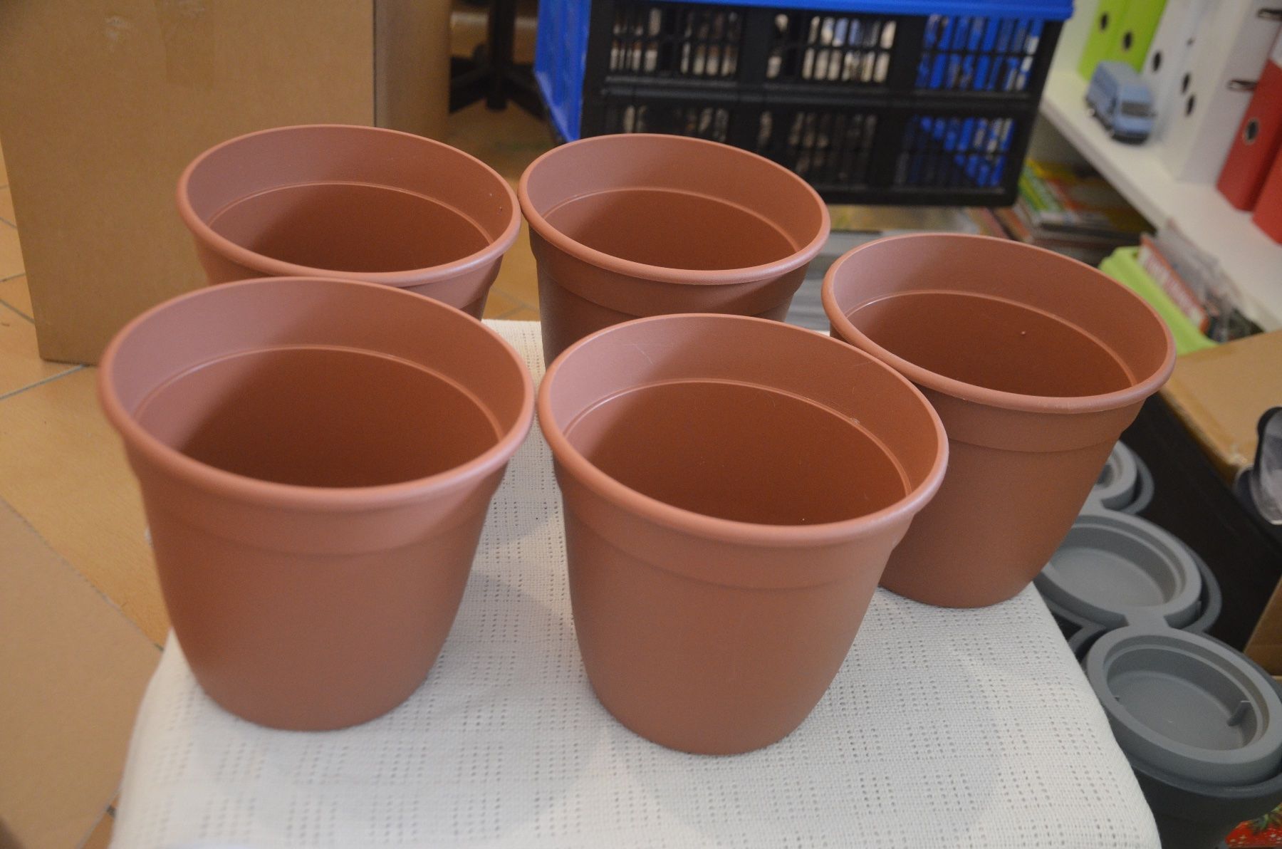 Vasi & Recipienti: 5 STUCK VASE PLASTIK – Usato da Chiasso venduto da Dolly015