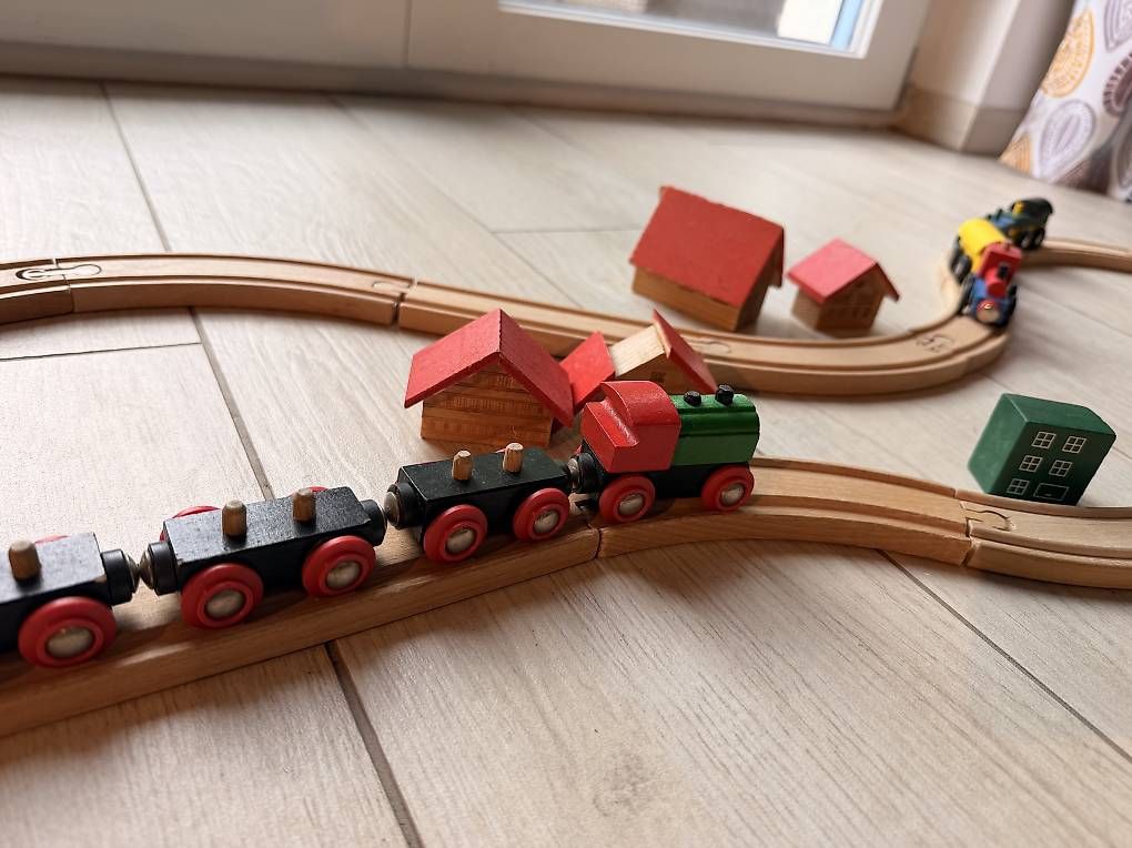 Jouets: Circuit de train en bois – D'occasion à Essertines-Yverdon par clemesitpa 1