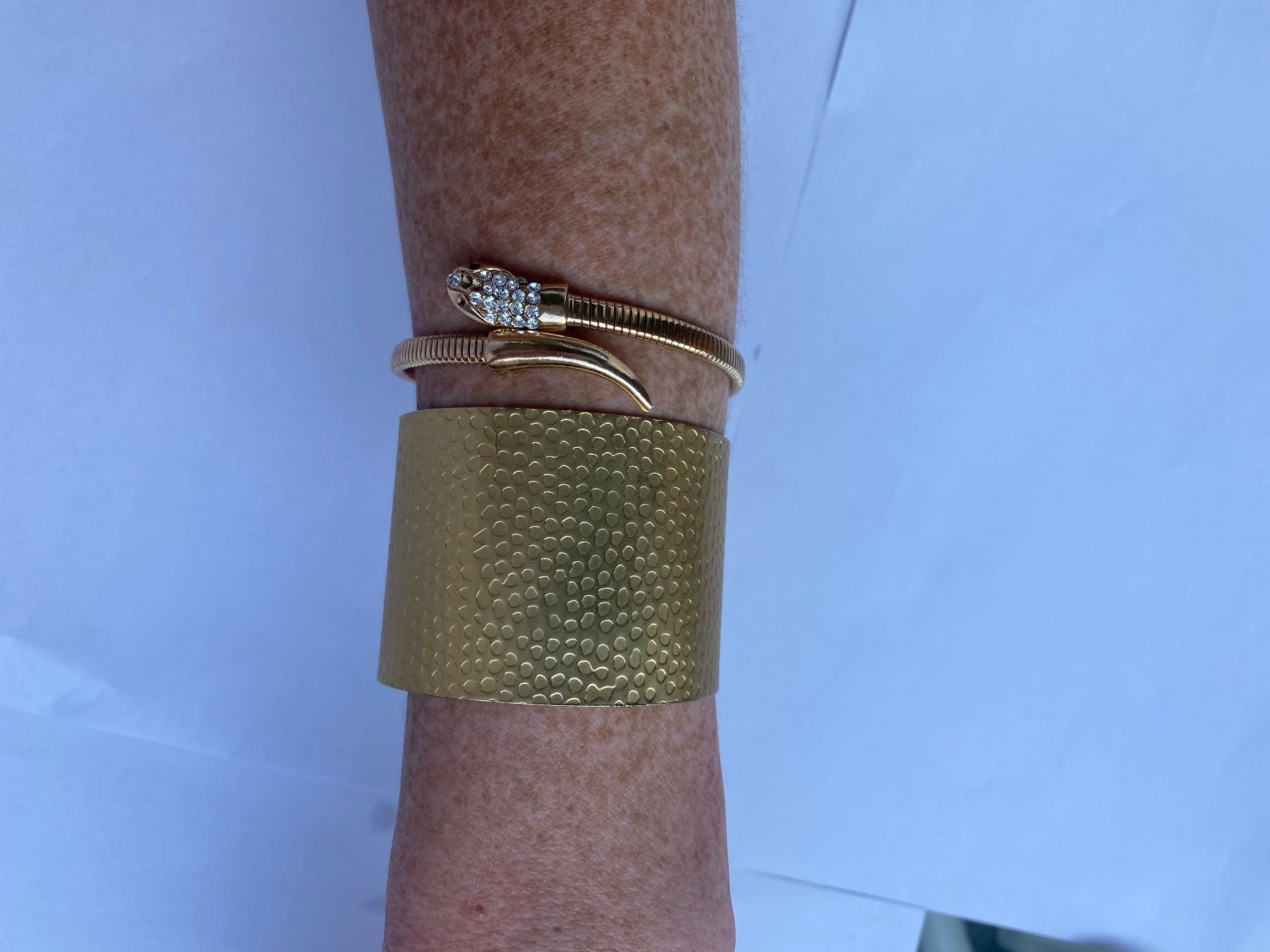 Bracciali & Braccialetti: Bracelet manchette doré martelé – Usato da Genève venduto da lejardindesvetements