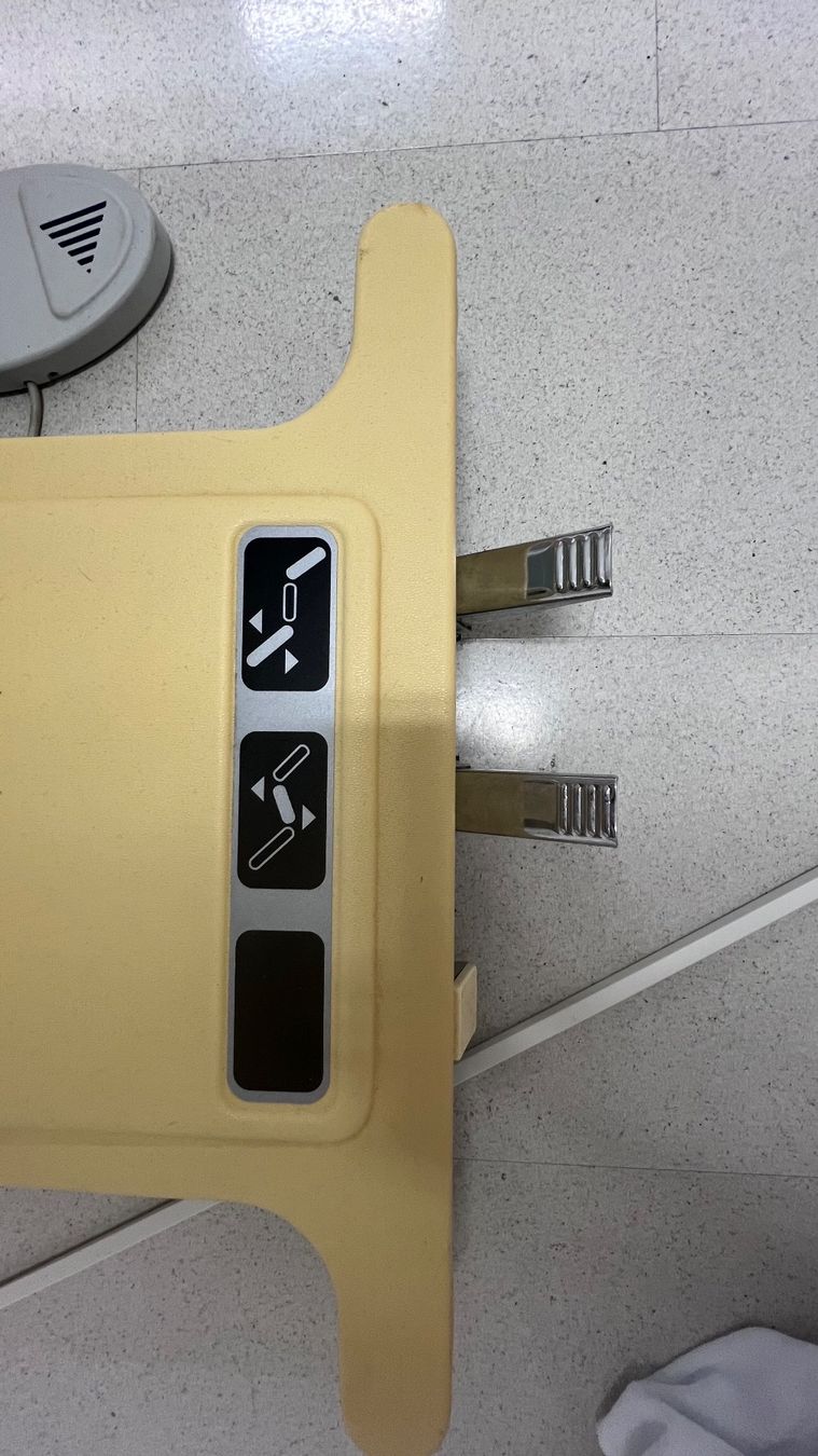 Lettini & sedie per cosmetici: Kosmetikliege elektrisch – Usato da Wangen SZ venduto da Pinguin99 3