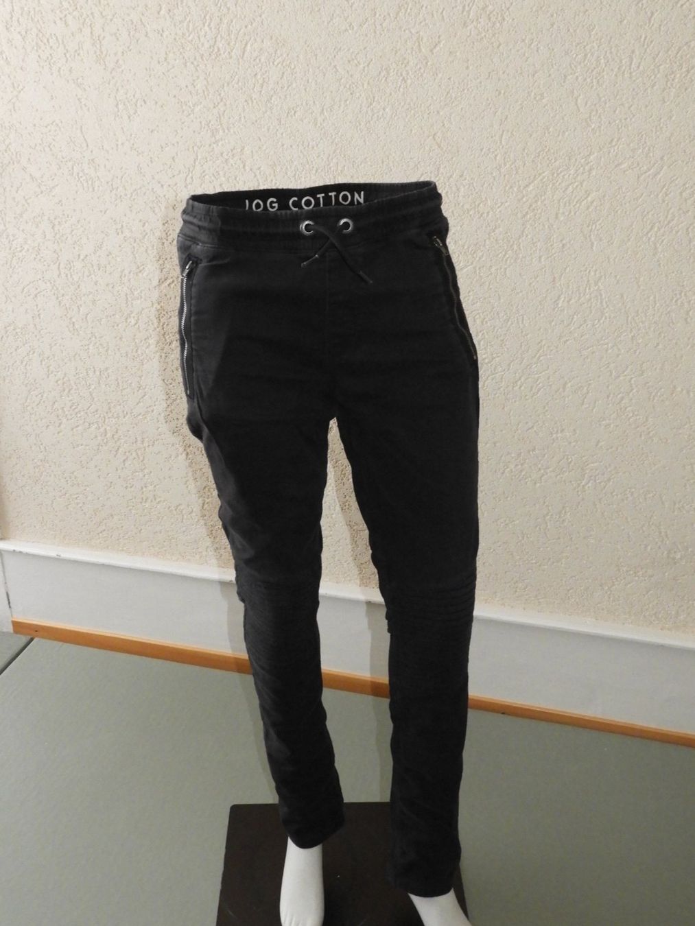 C&A Pantaloni: Pantalon JOG COTTON noir, taille 176 – Usato da Dombresson venduto da sev_bsb8