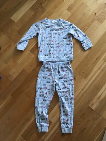 Kinder Pjama Gr. 110/116, hellblau mit Bagger