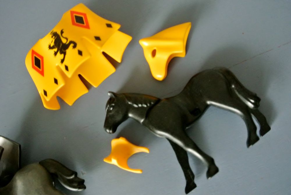  2 Playmobil Ritter-Pferde mit Rüstungsteilen (Gebraucht) in Zell ZH für Motiv 