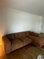 Gemütliches Ecksofa in Terracotta-Farbe