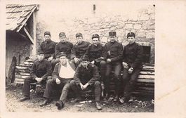 Sappeure mit verletztem Soldat, um 1914