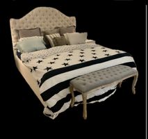 Grosses Boxspringbett mit Kopfteil