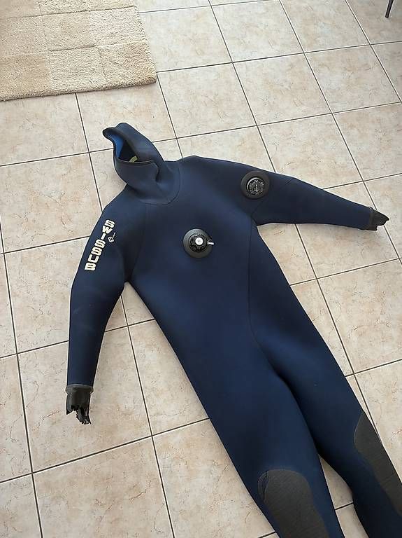 Mute per immersioni: Combinaison de plongée étanche  – Usato da Cortaillod venduto da dav_7sxj 2