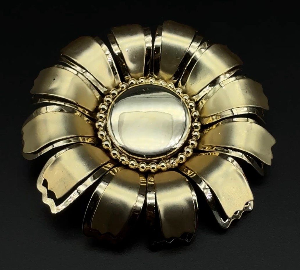 Spille & Fermagli: Vintage 60er Statement Brosche; grosse goldfarbene Blüte – Usato da Zürich venduto da nostalgic_treasures