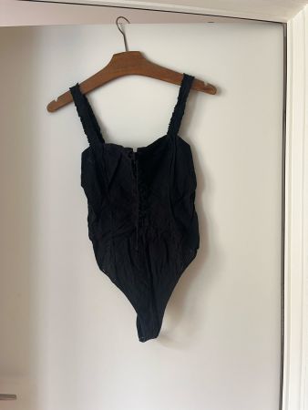 Body mit Schnüren