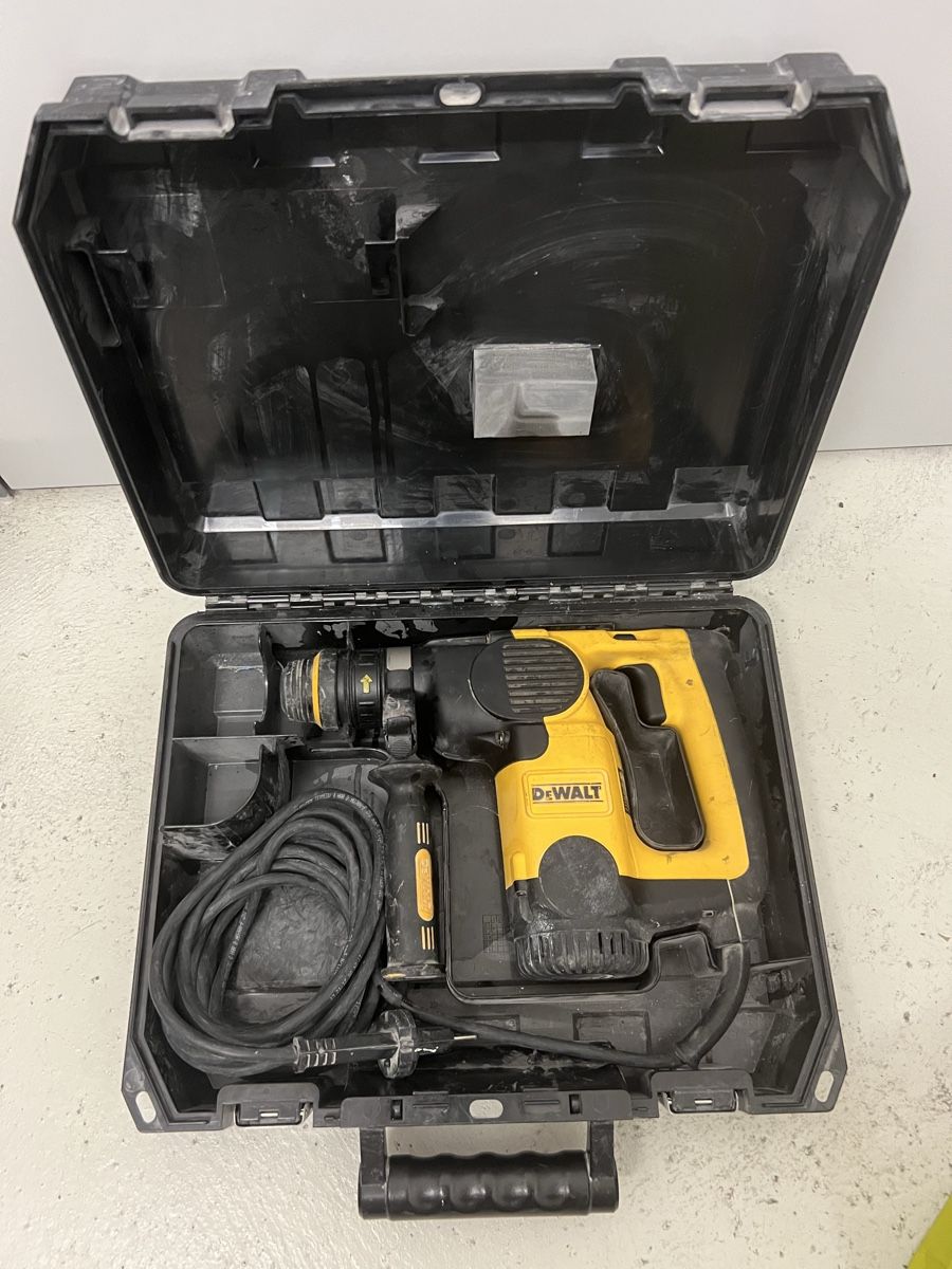 Dewalt Tutti gli attrezzi: Dewalt D25330 Meisselhammer – Usato da Holziken venduto da 181281 3