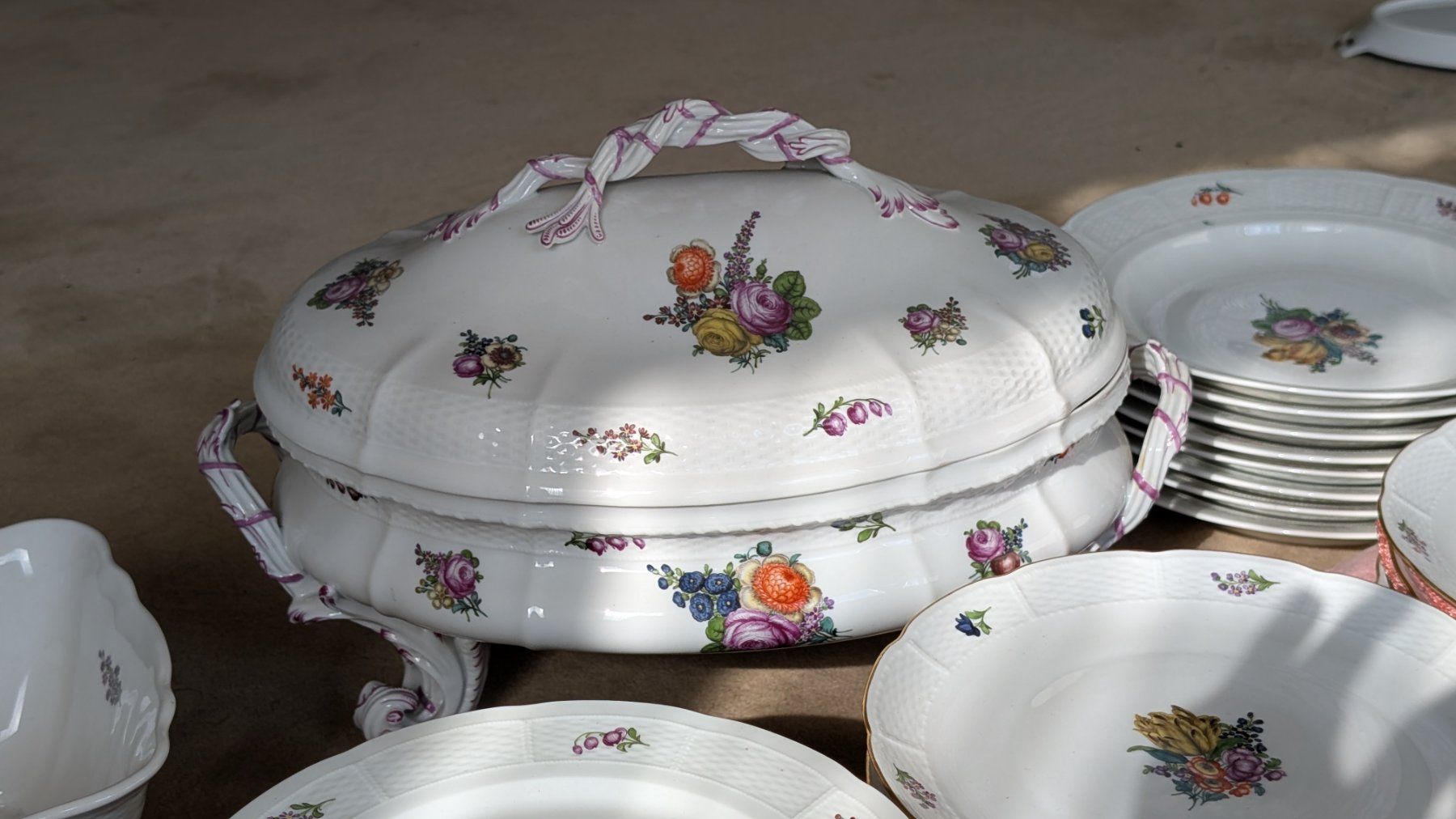 Set di piatti: Wunderschönes Geschirr-Set mit Blumenmuster, Vintage Stil – Usato da Binningen venduto da LukasRicardo 5