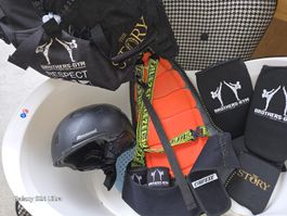 Kickboxausrüstung,Helm Gr.M/L) Rückenprotektor, Schoner Set