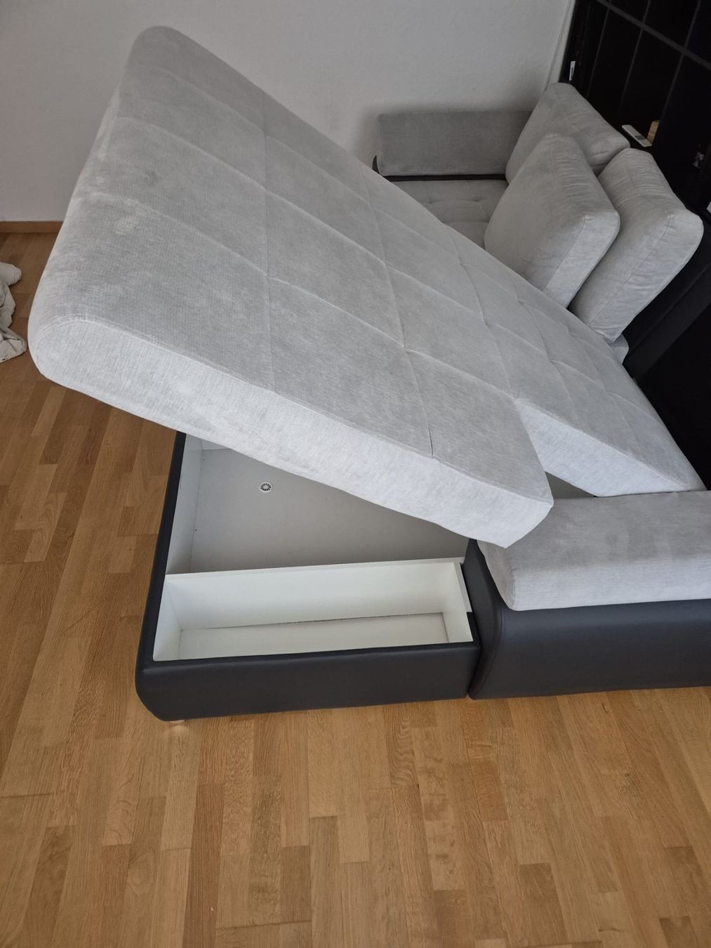 Conforama Divani: Schlafsofa mit Stauraum – Usato da Bern venduto da fff_clp5