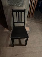 4 Stück Schwarzer Holzstuhl, schlichtes Design, gut erhalten