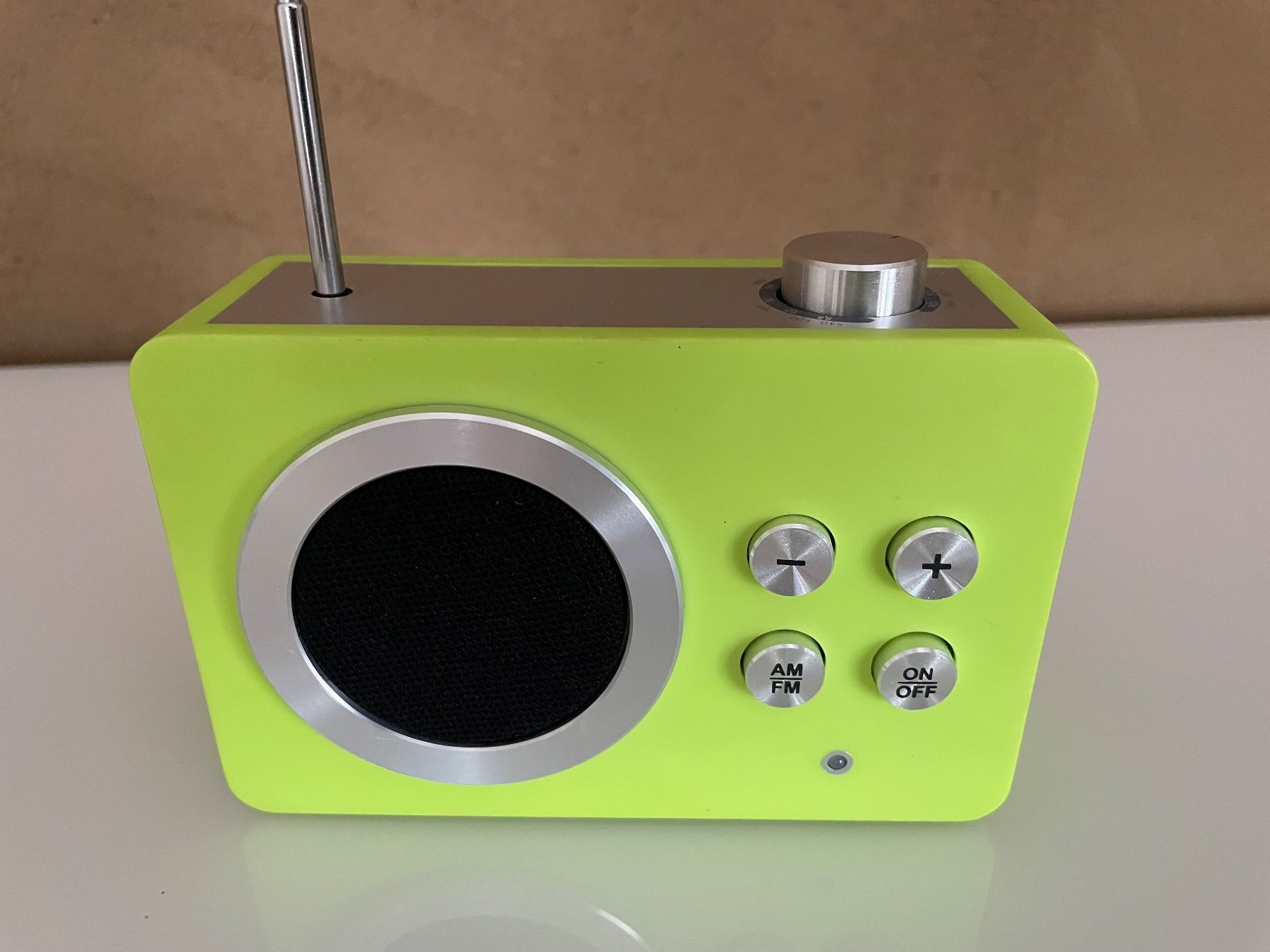 Lexon Radio: Lexon Mini Dolmen Küchenradio limegrün – Usato da Winterthur venduto da moschtli20 1