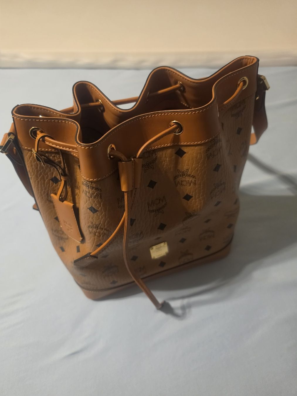 Mcm Sacs femmes: MCM Beuteltasche cognac monogramm Leder NEU – Neuf (Voir description) à Dübendorf par el3mendoloco 3