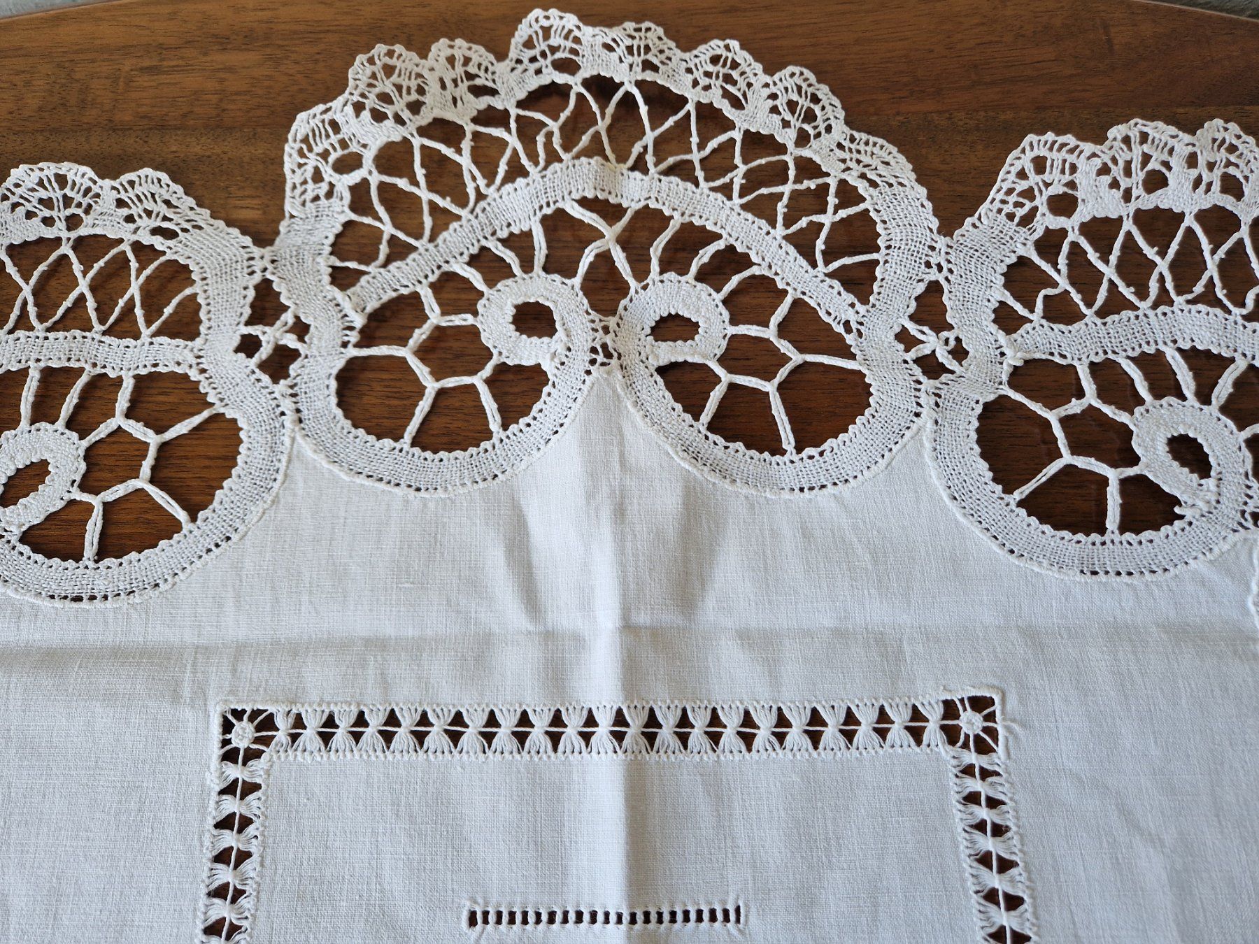 Altra biancheria da tavola: Handgemachte Tischdecke  mit Klöppelspitze , 85x85cm – Nuovo (secondo la descrizione) da Bern venduto da Antikbatik 2