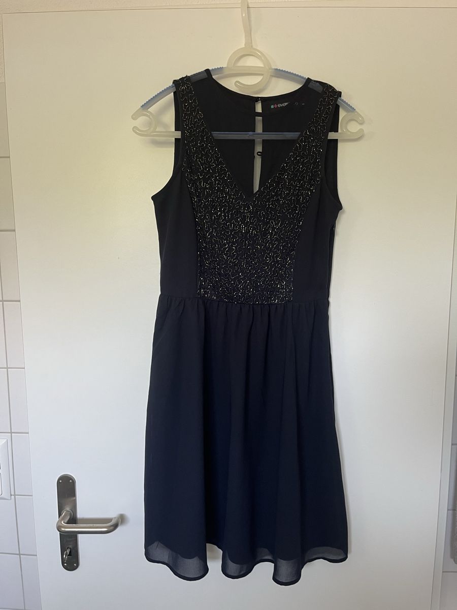 Kleider: Kleid dunkelblau Grösse S mit Perlen – Gebraucht aus Nänikon von Jessi_B3