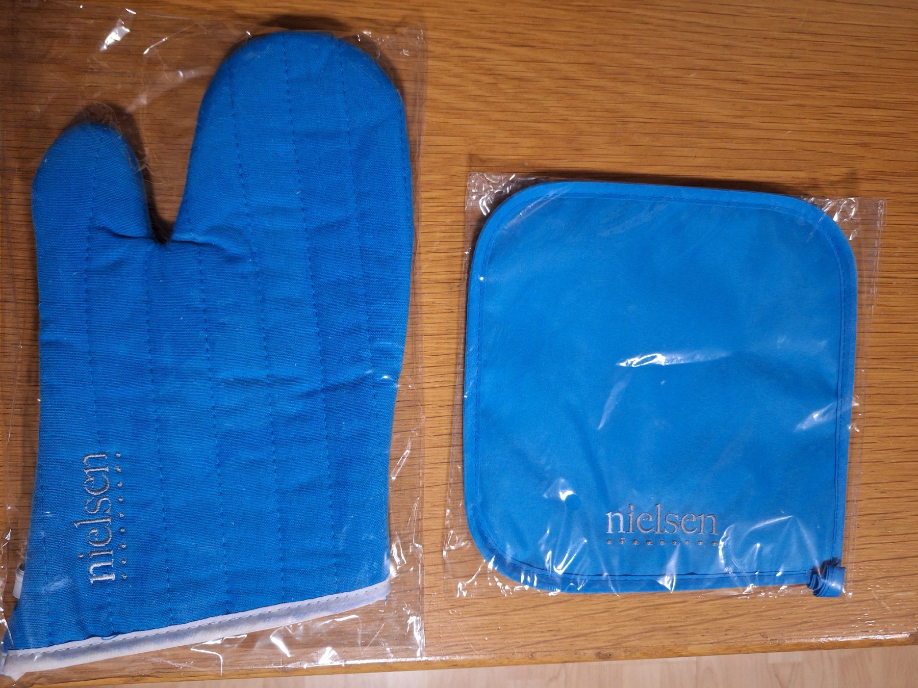 Handschuhe & Handstulpen: Ofenhandschuh-Set von Nielsen, blau, neu – Neu und originalverpackt aus Starrkirch-Wil von LucyDog