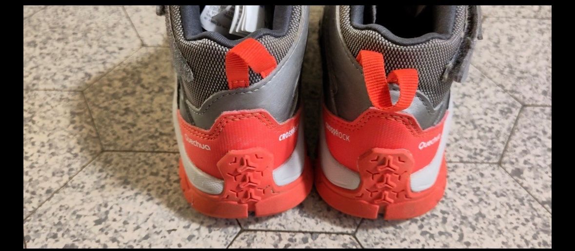 Decathlon Scarpe per ragazzi: Kinder Wanderschuhe, Gr. 30, Quechua, anthrazit rot, neuwert – Usato da Birrhard venduto da kristiii 3
