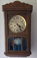 Antike Wanduhr aus Holz mit Pendel – ein Schmuckstück