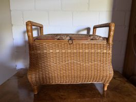 Rattan Truhe mit Polsterdeckel und Griffen guter Zustand