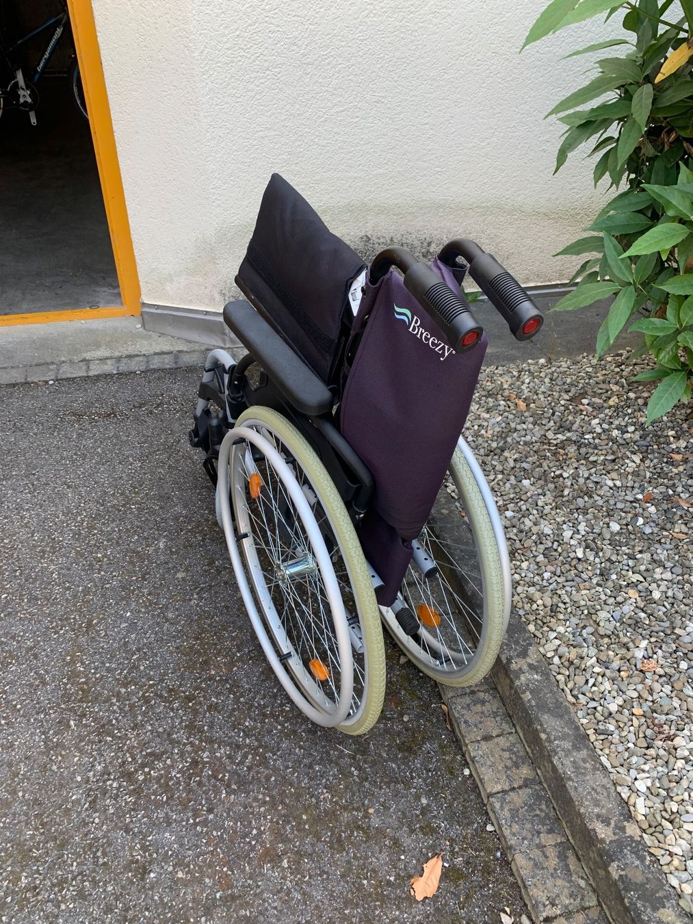 Sedie a rotelle: Fauteuil roulant Breezy, bon état, pliable – Usato da Vessy venduto da Panpan2 4