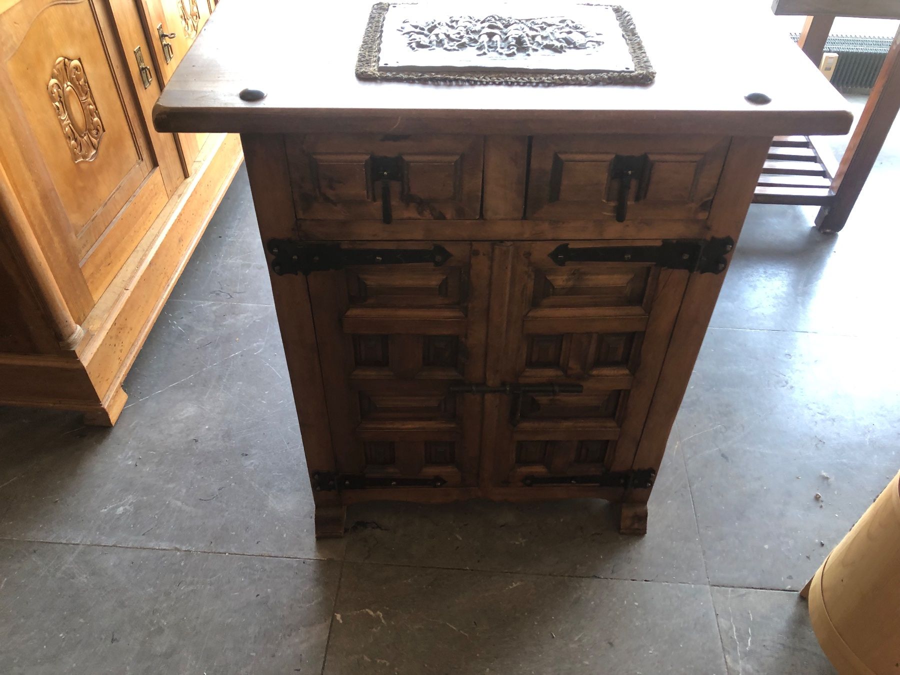 Commodes: Schönes Spanisches Schränkchen – D'occasion à Rothrist par bambus18