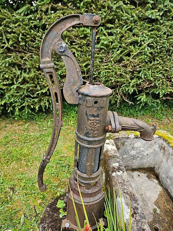 Stagni & Fontane ornamentali: fontaine+pompe a eau en fonte – Usato da St-Barthélemy VD venduto da meal83 1