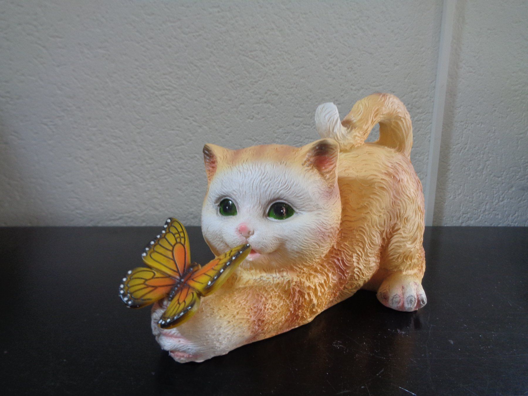 Statuette: SOLAR Katze mit Schmetterling  (21.5 cm) – Nuovo e nell'imballaggio originale da Langenbruck venduto da Gumsi 2